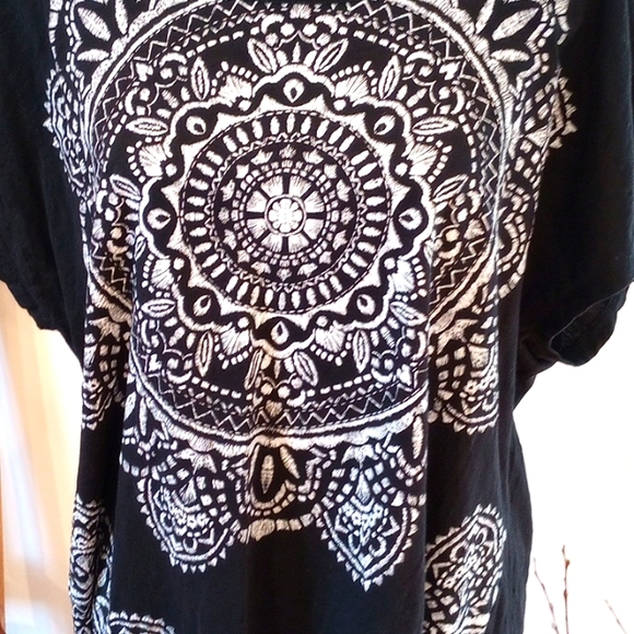 Style & Co. Ladies Short Sleeve Mandala Print Top Size:L Color:Black & White - Picture 4 of 6